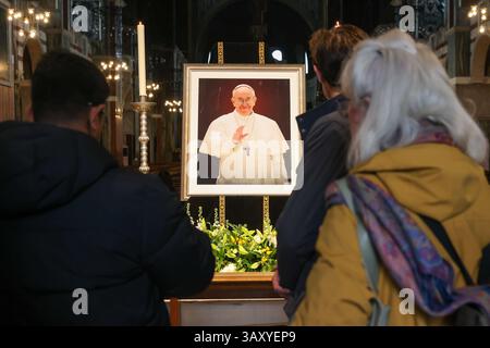 London, Großbritannien. April 2025. Gläubige an die Westminster Cathedral zollen ihren Respekt nach dem Tod von Papst Franziskus im Alter von 88 Jahren. Quelle: SOPA Images Limited/Alamy Live News Stockfoto