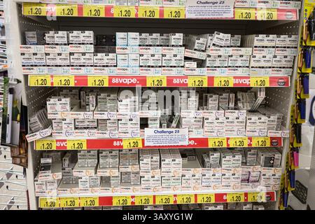 Nachfüllkartuschen für Vape in einem Regal in einem Geschäft – Wales, Großbritannien – 17. April 2025 Stockfoto