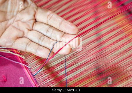 Nahaufnahme der Baumwollweberei, die typisch für thailändische Textilien ist, einfaches und elegantes Muster, traditionelle thailändische Webkunst. Stockfoto