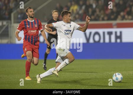 Deutschland: Fußball 1. Bundesliga, Spieltag 8 - 1. FC Heidenheim-TSG Hoffenheim, Voith-Arena, Heidenheim, Tom BISCHOF TSG Hoffenheim am Ball Stockfoto
