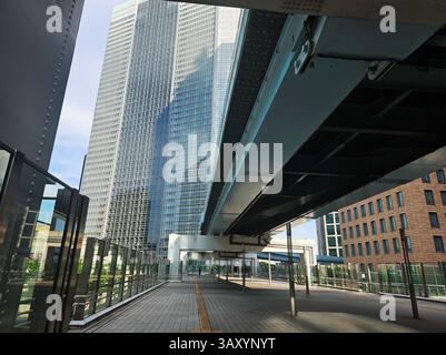 Mehrschichtiger Fußgängerweg und Überführung unter Shiodome Wolkenkratzern, Tokio, Japan Stockfoto