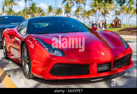 Miami, Florida, USA - 22. Dezember 2024: 2016 roter Ferrari 488 GTB Gran Turismo Berlinetta Supersportwagen. Luxuswagen Ferrari Berlinetta. Auto Ferrari Stockfoto