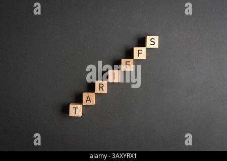 Zölle, Wort auf quadratischen Holzblöcken, gestapelt und im Schritt nach oben. Stockfoto