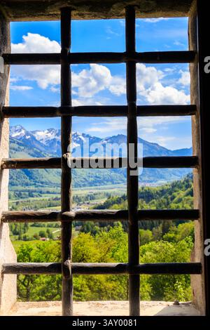 Metallgitter in Nahaufnahme an Fenster oder Gefängniszelle Stockfoto