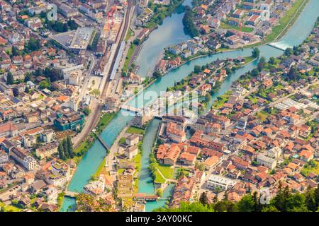 Aus der Vogelperspektive über die Stadt Interlaken in der Schweiz. Blick aus dem Blickwinkel von Harder Kulm Stockfoto