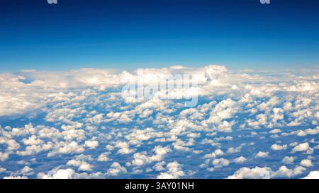 Malerischer Blick auf Wolken und Blauen Himmel. Weitläufiger Blick auf flauschige weiße Wolken vor einem leuchtend blauen Himmel. Stockfoto