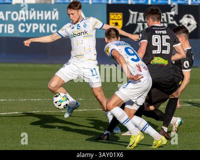 Nicht exklusiv: Stürmer Vladyslav Vanat (L) und Mittelfeldspieler Mykola Mykhailenko vom FC Dynamo Kyiv spielen gegen Mittelfeldspieler Vasyl Kurko (R) vom FC Obo Stockfoto