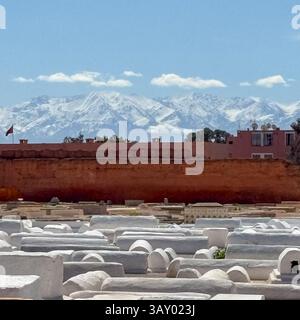 Grabsteine auf dem Miara Friedhof im historischen jüdischen Viertel Mellah in Marrakesch, Marokko. Stockfoto