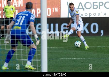 Nicht exklusiv: Mittelfeldspieler Mykola Mykhailenko (R) vom FC Dynamo Kiew tritt während des 25. Spieltags der ukrainischen Premier League gegen den FC Obol in den Ball Stockfoto