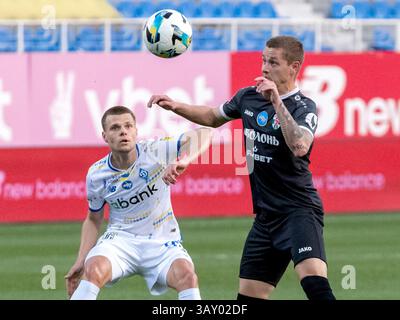Nicht exklusiv: Mittelfeldspieler Mykola Mykhailenko (L) vom FC Dynamo Kiew spielt während der ukrainischen Premier League Ma mit einem Spieler des FC Obolon Kiew Stockfoto