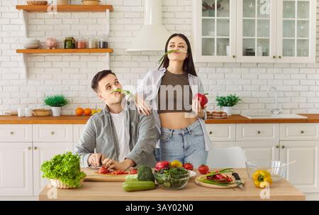 Fröhliches Familienpaar Kochen Und Spaß Haben Zusammen In Der Küche Zu Hause Stockfoto
