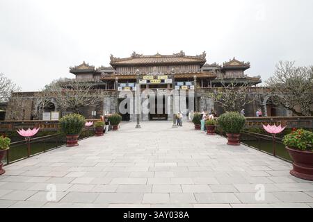 Das Meridiantor zum Gelände der Kaiserstadt ist von befestigten Stadtmauern 2 mal 2 Kilometer lang geschützt und von einem Graben umringt. Stadt Huế, Vietnam. T Stockfoto