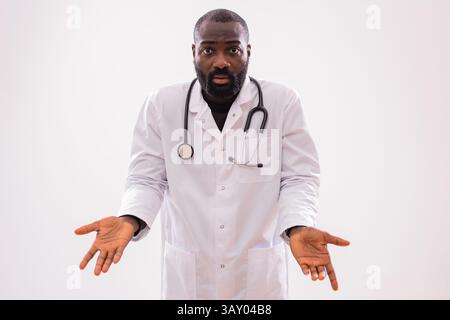 Porträt eines überarbeiteten afrikanischen Arztes, der sich müde und frustriert fühlt. Stockfoto