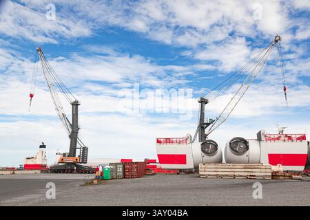 Onshore-Lagerung von Vestas-Rotorblättern und -Teilen für Windturbinen auf dem Gebiet eines Seehafens in Belgien. Stockfoto