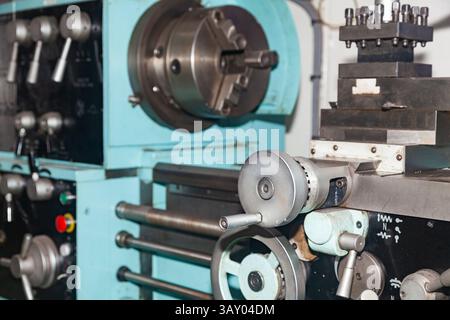 Professionelle Drehmaschine in der Werkstatt. Stockfoto