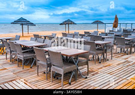 Restaurant am Meer mit Tischen und Stühlen - Châtelaillon, La Rochelle, Charente-Maritime (17), Frankreich. Stockfoto