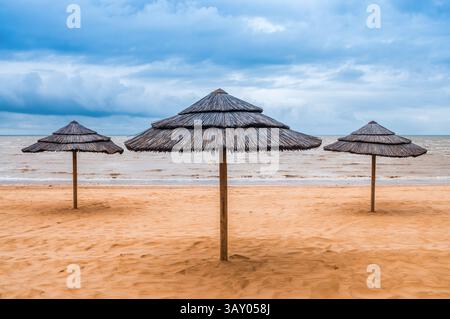Sonnenschirme am Strand auf der plage de Châtelaillon mit Blick auf den Atlantik südlich von La Rochelle, Charente-Maritime (17), Frankreich. Stockfoto