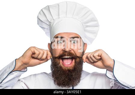 Kochen, Kulinarik und Menschenkonzept - glücklicher, lächelnder männlicher Koch in Hülle und Jacke auf weißem Hintergrund. Porträt eines glücklichen Küchenchefs. Kochmütze Stockfoto