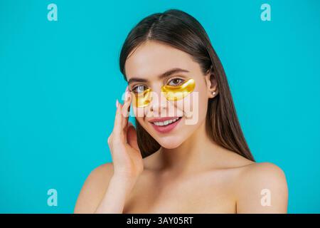 Augen Maske kosmetische Flecken Frau Gesicht Nahaufnahme. Frau, die goldene Augenflecken aufträgt. Nahaufnahme Porträtmädchen. Porträt einer Schönheitsfrau mit Augenflecken Stockfoto