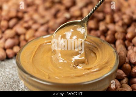 Ein kurzer Schuss von einem Löffel Erdnussbutter Stockfoto