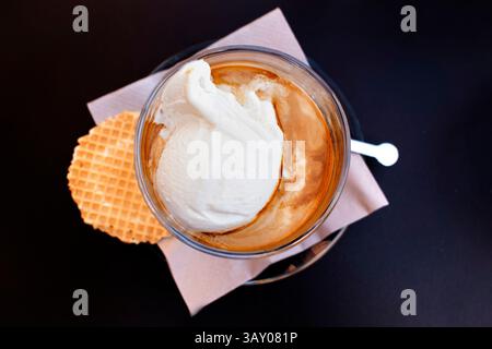 Sommererfrischung: Affogato, italienisches Eis und Espresso-Dessert Stockfoto