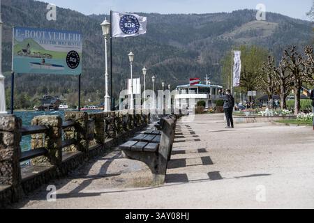 Starker Föhnsturm schlägt Wellen an den Ufern des Wolfgangsees an der Promenade in St. Wolfgang am 17.04.2025. // Ein starker Föhnsturm erzeugt am 17. April 2025 Wellen am Ufer des Wolfgangsees an der Promenade in St. Wolfgang am Wolfgangsee - 20250417 PD17447 Credit: APA-PictureDesk/Alamy Live News Stockfoto