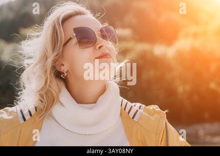 Frau Sonnenbrille Outdoor Sun - Porträt einer Frau, die Sonnenbrille im Freien an einem sonnigen Tag trägt. Stockfoto
