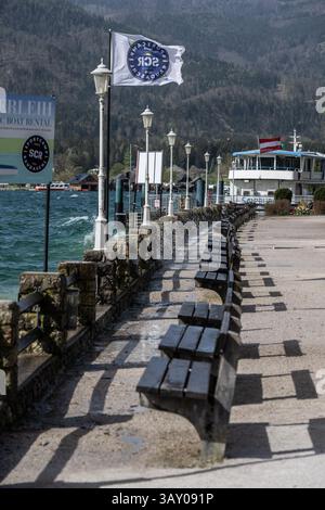 Starker Föhnsturm schlägt Wellen an den Ufern des Wolfgangsees an der Promenade in St. Wolfgang am 17.04.2025. // Ein starker Föhnsturm erzeugt am 17. April 2025 Wellen am Ufer des Wolfgangsees an der Promenade in St. Wolfgang am Wolfgangsee - 20250417 PD17443 Credit: APA-PictureDesk/Alamy Live News Stockfoto