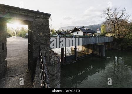 Uferzone des Wolfgangsees am Rande von Strobl, bei der Wolfgangsee-Klause, wo die Ischl (Ischler Ache) den Wolfgangsee entwässert am 17.04.2025. // Uferlinie des Wolfgangsees am Rande von Strobl, nahe der Wolfgangsee-Klause, wo die Ischler Ache am 17. April 2025 den Wolfgangsee entwässert. - 20250417 PD17439 Credit: APA-PictureDesk/Alamy Live News Stockfoto