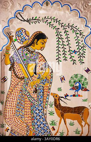 Bunte Glasarbeiten an der Innenwand des Museumskomplexes, Bagore Ki Haveli, Altstadt, Pichola, Udaipur, Rajasthan Stockfoto