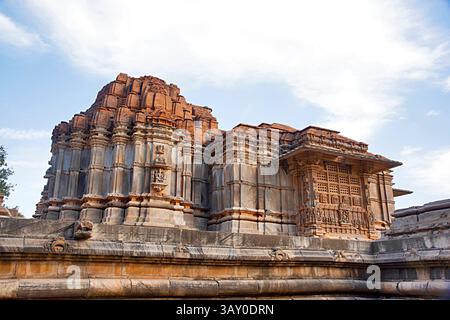 Wunderschön geschnitzter Tempel im Sahasra Bahu Tempelkomplex oder Sasbahu Tempel, Nagda, Rajasthan Stockfoto
