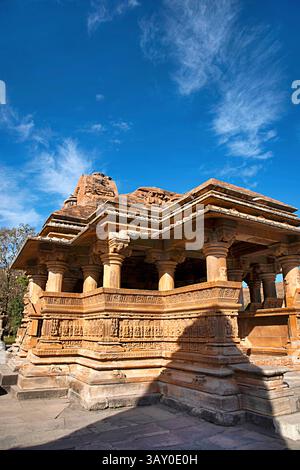 Wunderschön geschnitzter Tempel im Sahasra Bahu Tempelkomplex oder Sasbahu Tempel, Nagda, Rajasthan Stockfoto
