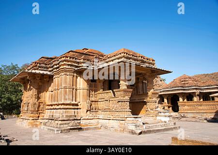 Wunderschön geschnitzter Tempel im Sahasra Bahu Tempelkomplex oder Sasbahu Tempel, Nagda, Rajasthan Stockfoto