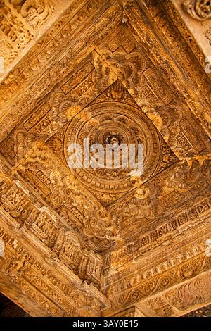 Wunderschön geschnitzte Decke des Tempels im Sahasra Bahu Tempelkomplex oder Sasbahu Tempel, Nagda, Rajasthan Stockfoto