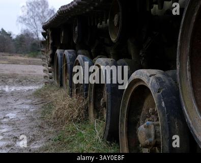 Überreste eines Panzers aus dem Zweiten Weltkrieg in einem Wald in Westdeutschland Stockfoto