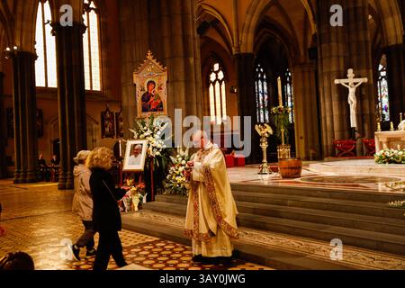 Melbourne, Australien. April 2025. Priester werden während der Gedenkmesse für Papst Franziskus in der St. Patrick's Cathedral gesehen. Mehr als fünf Millionen australische Katholiken trauern um Papst Franziskus, der im Alter von 88 Jahren nach einer langen Schlacht mit doppelter Lungenentzündung verstorben ist. Als erster Jesuit- und südamerikanischer Papst diente er über ein Jahrzehnt lang mit einem Schwerpunkt auf Demut, Inklusion und Reform innerhalb der katholischen Kirche. Quelle: SOPA Images Limited/Alamy Live News Stockfoto