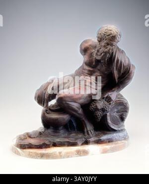 Eine klassische Statue zeigt eine Figur, die mit einem Arm auf einem Gefäß sitzt, während die andere Hand eine Traubengruppe hält. Die komplizierten Details unterstreichen die starke Figur und die fließenden Kleidungsstücke, die ein Gefühl von Bewegung und Anmut vermitteln. Die Basis ist elegant gefertigt und unterstreicht die gesamte Ästhetik des Stücks., Kreis von Bartolomeo Ammannati, Italienisch, 1511-1592, Bacchic Figur, ca. zwischen 1525 und 1550, Terracotta, insgesamt: 13 3/4 x 14 1/4 x 8 3/4 Zoll (34,9 x 36,2 x 22,2 cm), Klassische Kunst mit einem modernen Twist, neu interpretiert von Artotop Stockfoto