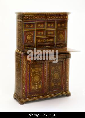 Ein aufwendig gestalteter Schrank mit kunstvollen Mustern und mehreren Fächern, der raffinierte Handwerkskunst und eine antike Ästhetik zeigt., Unbekannt (Italienisch), Certosina Cabinet, 17. Jahrhundert, Nussbaum, eingelegt mit Knochen und verschiedenen Hölzern, vergoldete Metallzüge, insgesamt: 150,8 x 91,4 x 37,5 cm (59 3/8 x 36 x 14 3/4 Zoll), Klassische Kunst mit einem modernen Twist von Artotop neu interpretiert Stockfoto