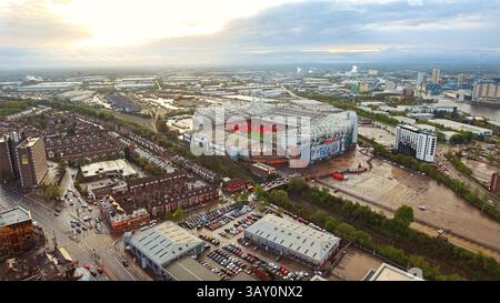 Atemberaubender Blick auf den Sonnenuntergang vom Old Trafford Stadium in Manchester, Heimat von Manchester United, mit urbaner Landschaft, berühmtem Veranstaltungsort und strahlendem Himmel Stockfoto
