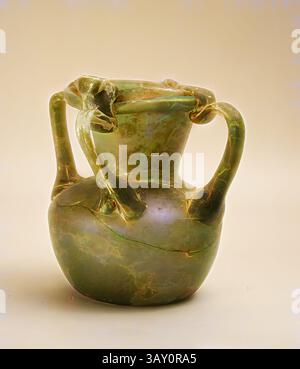 Eine elegante alte Vase mit einem glatten, abgerundeten Körper und zwei anmutig geschwungenen Griffen, wunderschön mit komplizierten Mustern und einem satten grünen Farbton. Römisch, vierfach gestapeltes Glas, 4./5. Jahrhundert n. Chr., Glas, h 5 1/8 (13,0 cm) Durchmesser des Körpers 4 1/8 (10,5 cm), klassische Kunst mit einem modernen Twist, neu interpretiert von Artotop Stockfoto
