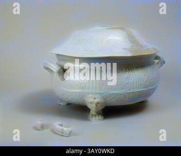 Ein aufwendig gestalteter Keramiktopf mit Deckel und detaillierten dekorativen Mustern. Der Topf steht auf vier tierischen Füßen und daneben liegen ein paar kleine, zerbrochene Stücke., Unknown (Französisch), Tureen, Mitte 18. Jahrhundert, Steingut, 7 5/8 x 13 x 9 1/4 Zoll (19,4 x 33,0 x 23,5 cm), klassische Kunst mit modernem Touch, neu interpretiert von Artotop Stockfoto