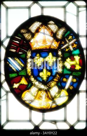 Ein raffiniertes Wappen mit einem zentralen Schild mit drei goldenen Fleurs-de-Lis auf blauem Hintergrund, umgeben von verschiedenen Symbolen, die verschiedene Regionen und Tugenden repräsentieren, alle eingerahmt von komplexen Details und lebhaften Farben. Auf der Spitze befindet sich eine königliche Krone, die Adel und Erbe symbolisiert., möglicherweise unbekannt (Schweiz), Wappentafel zur Erinnerung an die Hochzeit von Karl VIII. Von Frankreich und Anne von Bretagne und den Vertrag von Sable, 1490, Ende 16./Anfang 17. Jahrhundert, Buntglas: Topf Metall; weißes Glas mit Silberfleck, 28 3/4 x 44 7/8 x 1/4 cm. (73,0 x 114,0 x 5,7 cm), klassische Kunst mit Stockfoto
