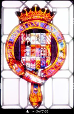 Ein lebendiges Wappen mit komplizierten Designs, heraldischen Symbolen und einer königlichen Krone, alle mit einer reichen Auswahl an Farben und Mustern verziert. Die aufwendigen Details spiegeln ein Gefühl von Geschichte und Adel wider., Unknown (Englisch), Wappen von Henry Herbert, 2. Earl of Pembroke, 1589/1593, Buntglas: Topf Metall; weißes Glas mit Silberbeize und Emaillefarbe, 27 3/8 x 16 1/4 cm. (69,5 x 41,3 cm), klassische Kunst mit einem modernen Touch, neu interpretiert von Artotop Stockfoto