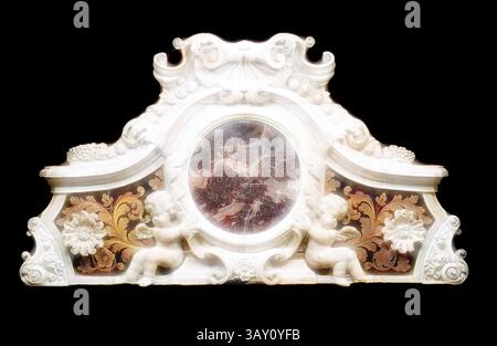 Ein kunstvoll verziertes dekoratives Stück mit aufwändigen Schnitzereien und Figuren von Cherubs, eingerahmt um einen runden Spiegel. Das Design zeigt Blumenmuster und raffinierte Scrollarbeiten, die ein Gefühl von Eleganz und Handwerkskunst wecken. Unknown (Italienisch), Giebel, ca. 1700 bis 1725, Marmor, insgesamt: 146,1 x 240 cm (57 1/2 x 94 1/2 Zoll), Klassische Kunst mit einem modernen Twist von Artotop Stockfoto