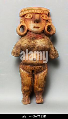 Eine stilisierte Figur mit einer weiblichen Figur, die durch übertriebene Merkmale wie große Ohrringe, Kopfschmuck und eine ausgeprägte Körperform gekennzeichnet ist, die den künstlerischen Stil und die kulturelle Bedeutung ihrer Zeit zeigt. Chupicuaro, präolumbian, stehende Frau, zwischen 550 und 100 v. Chr., Terracotta, insgesamt: 5 1/8 x 2 1/2 x 1 Zoll (13 x 6,4 x 2,5 cm), Klassische Kunst mit einem modernen Twist von Artotop Stockfoto