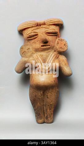 Eine stilisierte Figur mit übertriebenen Merkmalen, die eine humanoide Figur mit einem markanten, abgerundeten Körper und markanten Gesichtsausdrücken darstellt. Die Figur ziert dekorative Elemente auf Brust und Kopf und zeigt komplizierte Details, die auf kulturelle Bedeutung und künstlerische Handwerkskunst hinweisen. Chupicuaro, präolumbian, Standing Female, zwischen 550 und 100 v. Chr., Terracotta, insgesamt: 4 1/2 x 2 3/8 x 1 Zoll (11,4 x 6 x 2,5 cm), Klassische Kunst mit einem modernen Twist, neu interpretiert von Artotop Stockfoto