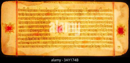 Eine antike Handschrift mit verzierten Texten und komplizierten roten Designs, die traditionelle Schrift und dekorative Elemente zeigt, die ihre kulturelle Bedeutung hervorheben., Unknown (Indisch), Kalpasutra, Anfang des 16. Jahrhunderts, Klassische Kunst mit einem modernen Touch, neu interpretiert von Artotop Stockfoto