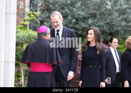 Madrid, Spanien. April 2025. Madrid, Spanien. April 2025. Könige Felipe VI. Und Königin Letizia und die emeritierte Königin Sofia nehmen am 22. April 2025 an der Unterzeichnung des Beileidsbuches zu Ehren von Papst Franziskus in Madrid Teil. Credit: CORDON PRESS/Alamy Live News Credit: CORDON PRESS/Alamy Live News Stockfoto