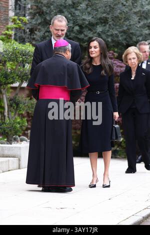 Madrid, Spanien. April 2025. Madrid, Spanien. April 2025. Könige Felipe VI. Und Königin Letizia und die emeritierte Königin Sofia nehmen am 22. April 2025 an der Unterzeichnung des Beileidsbuches zu Ehren von Papst Franziskus in Madrid Teil. Credit: CORDON PRESS/Alamy Live News Credit: CORDON PRESS/Alamy Live News Stockfoto