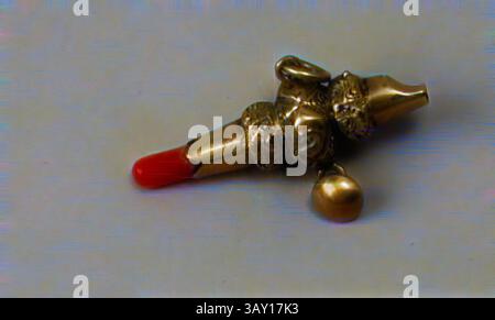 Ein künstlerisches Stück mit einem skulpturalen Design mit komplizierten Details, das eine Kombination aus metallischen Texturen und einem leuchtenden roten Akzent hervorhebt., Unknown (Englisch), Miniature Rattle, Mitte des 19. Jahrhunderts, Silber vergoldet, Koralle, Höhe x Durchmesser: 1/4 x 3/4 cm (3,2 x 1,9 cm), klassische Kunst mit einem modernen Touch, neu interpretiert von Artotop Stockfoto